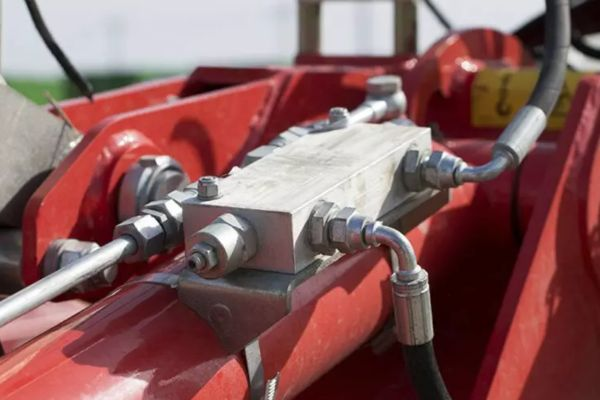 Čo spôsobuje, že hydraulické valce nespadajú dole?