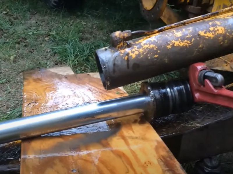 Ako odstrániť hydraulický valec z rýpadla